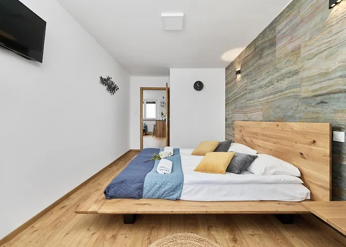 Stylish Kwiska By Renters Apartment